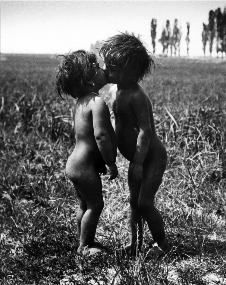 "Całujące się cygańskie dzieci", Esztergom, Węgry (1917), fot. André Kertész